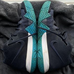 Nike Kyrie 4 Basketball Sneakers